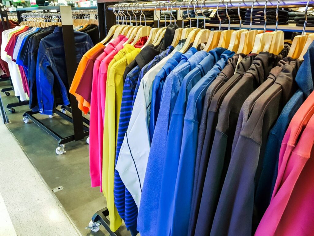 Várias roupas em seus cabides