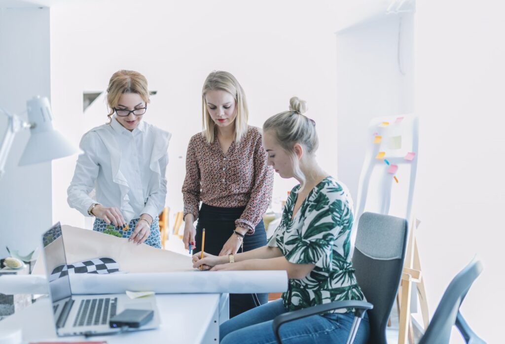 Mulheres discutindo sobre a empresa